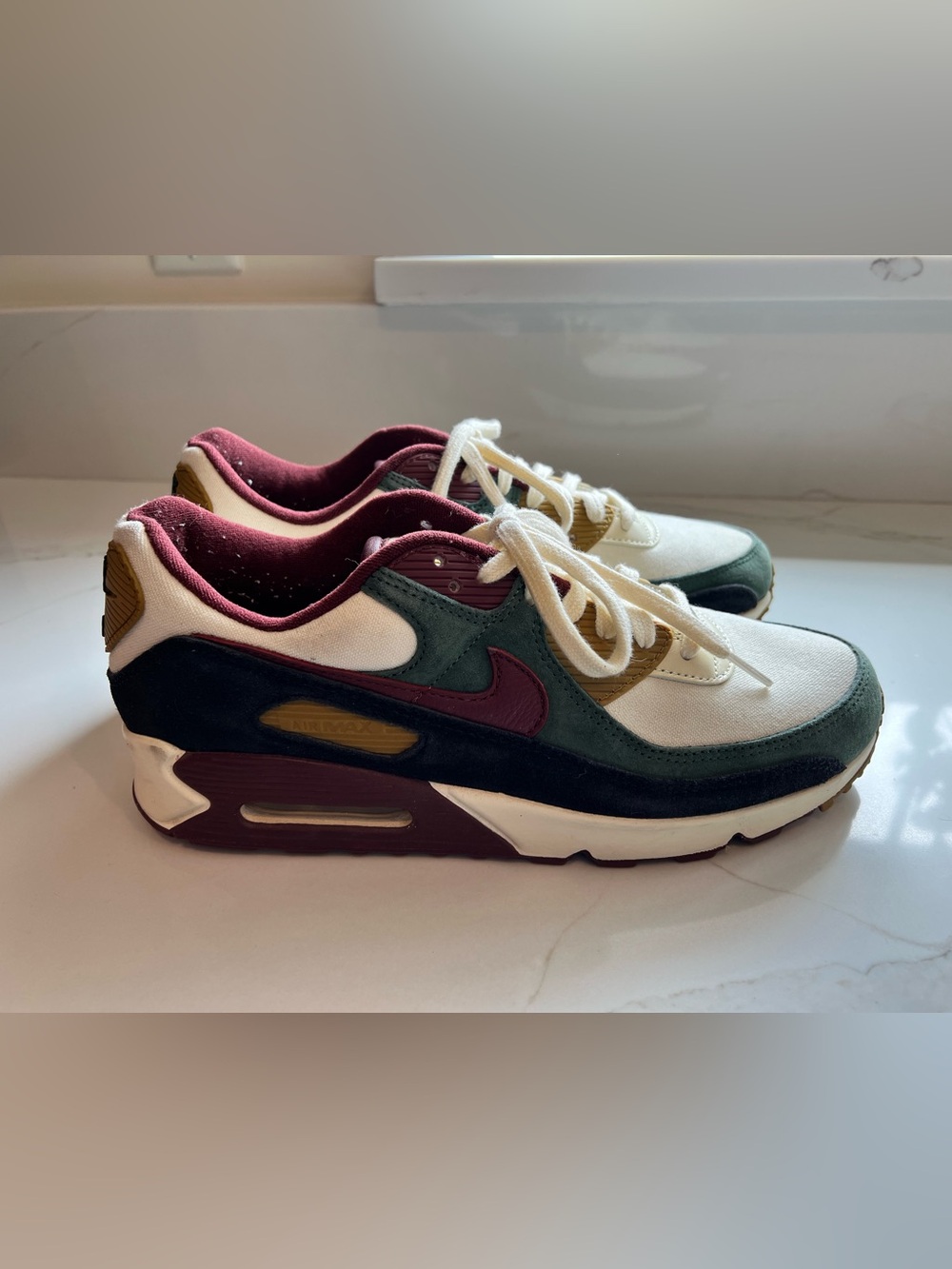 Nike Men’s size 12 Air Max sneaker in cream, green, burgundy, gold